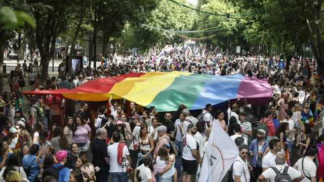
                    Milhares saem à rua em Lisboa pelos direitos LGBTI+ e contra retrocessos
                
