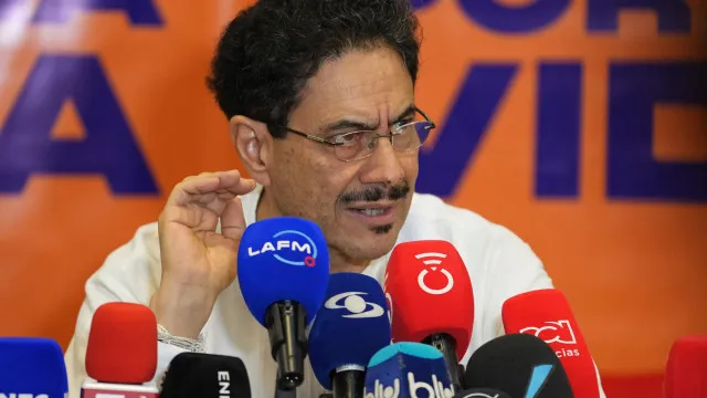 
                    Candidato às presidenciais da Colômbia acusa rival de compra de votos
                