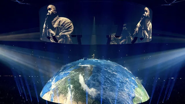 
                    Rapper Kanye West (ou Ye) atua hoje no Estádio do Algarve. Que esperar?
                