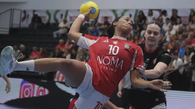 
                    Benfica conquista Taça feminina de andebol e junta ao 'penta' e Supertaça
                