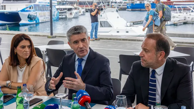 Líder do PS diz que Açores merecem "atenção especial" do poder político
