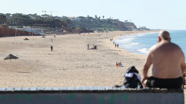 
                    Reposição de areia garante segurança mas efeitos são provisórios
                