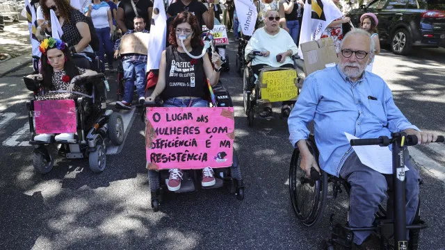 
                    Pessoas com deficiência marcharam em Lisboa pelo direito à assistência
                
