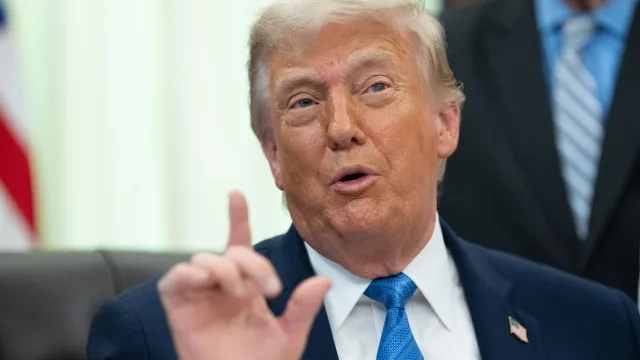 
                    Trump cancela ataques contra o Irão. Assinatura de acordo será 
