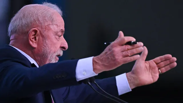
                    Lula diz estar curado após radioterapia preventiva para o cancro de pele
                