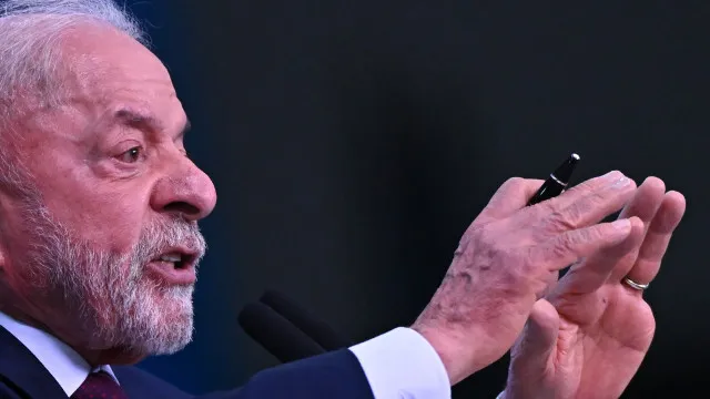 
                    Lula e Sheinbaum criticam ingerência externa
                