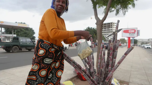 
                    Cheias levaram cana-de-açúcar mas quem vende nas ruas de Maputo resiste
                