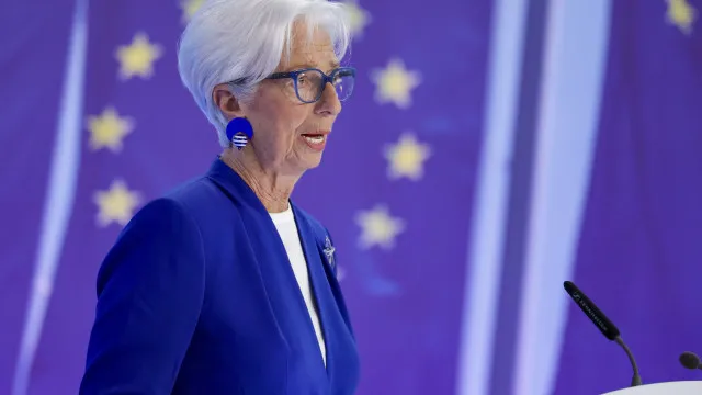 
                    Lagarde avisa que economia da zona euro 