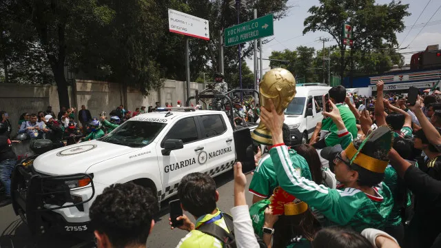 Milhares de adeptos e manifestantes 'entopem' ruas perto do arranque