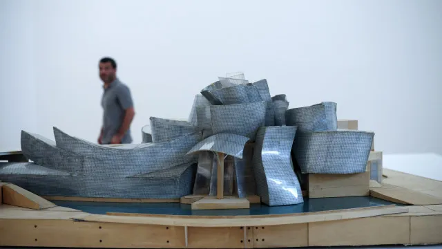 
                    O século do arquiteto Frank Gehry em exposição em Serralves
                