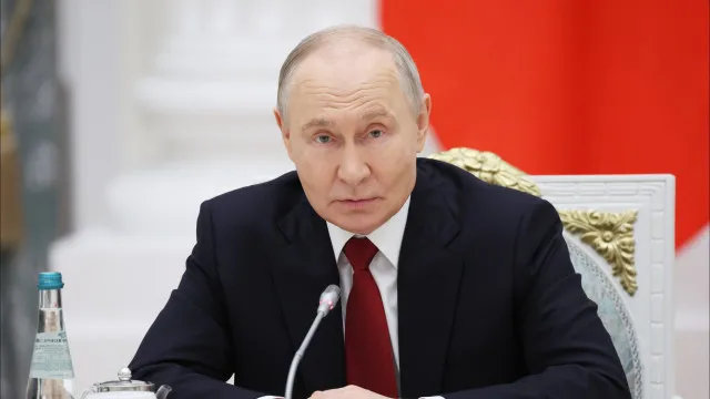 
                    Putin e Trump falaram por telefone. Enviados vão à Rússia 