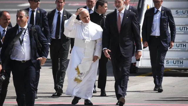 
                    Avião do Papa avaria e rei de Espanha empresta um para o regresso a Roma
                