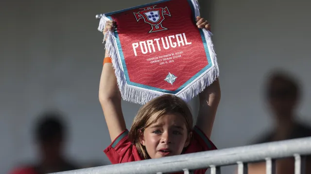 
                    Treino de Portugal sem Rúben Dias, com adeptos e 'invasão' de jornalistas
                
