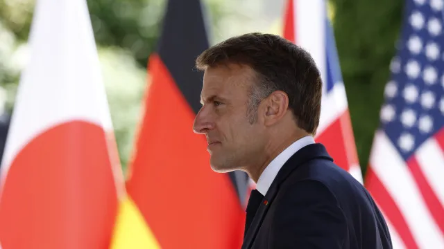
                    Macron avisa que vai defender abertura do estreito de Ormuz sem portagens
                