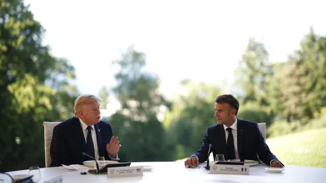 
                    Trump diz a Macron não precisar de 