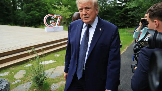 
                    Trump pronto para restabelecer sanções ao petróleo russo
                