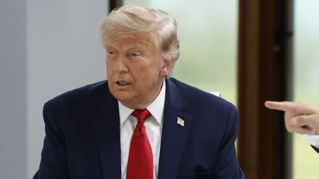 
                    Trump insiste que Israel deve agir com 