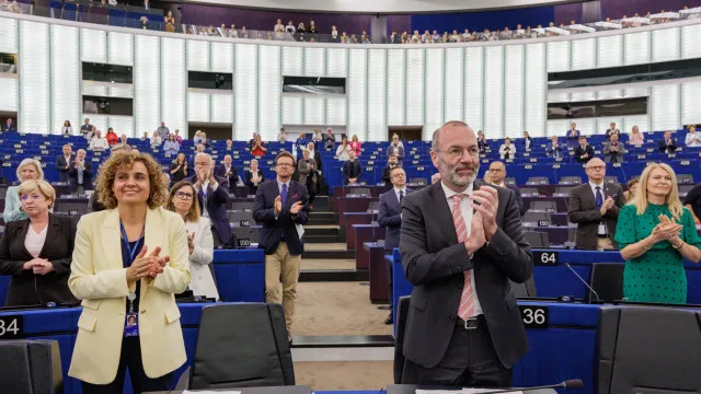 
                    Novas regras de expulsão de migrantes aprovadas no Parlamento Europeu
                