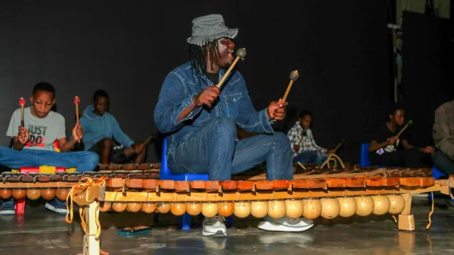
                    Xiquitsi leva timbila aos grandes palcos e projeta cultura moçambicana
                