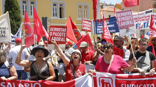 
                    Centenas junto à AR durante debate: 