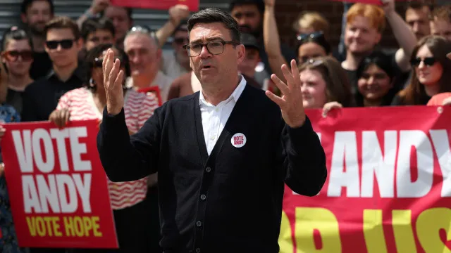 
                    Trabalhista Burnham enfrenta direita populista para voltar ao parlamento
                