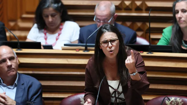 
                    PS e Livre acusam AD de ter escondido revisão laboral antes das eleições
                
