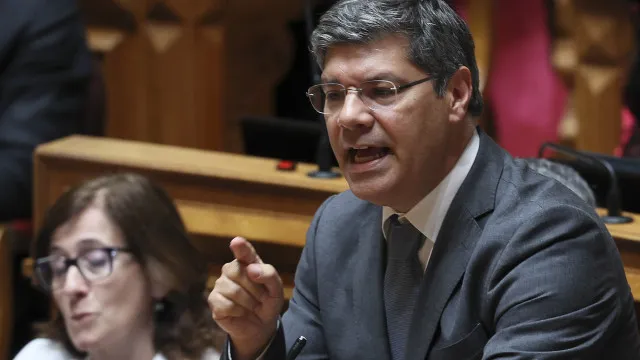 
                    Exames nacionais: PS quer ouvir ministro da Educação e EDuQA
                