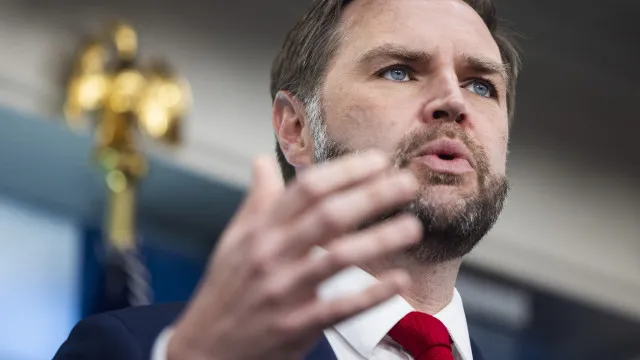 
                    JD Vance chega à Suíça para início das negociações de paz no Irão
                