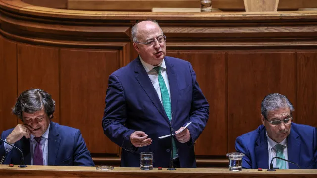 
                    Ministro diz ser 