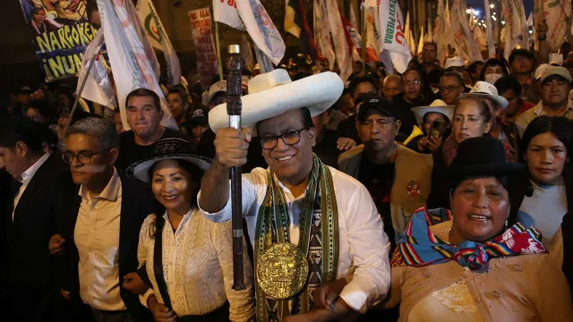 
                    Esquerda peruana desfila em defesa da 