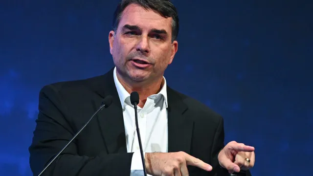 
                    Flávio Bolsonaro afirma nos EUA que nova tarifa iria premiar governantes
                