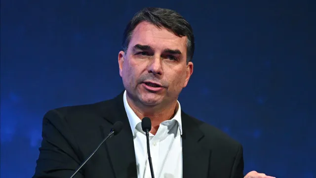 
                    Flávio Bolsonaro pede aos EUA para suspender tarifas ao Brasil
                