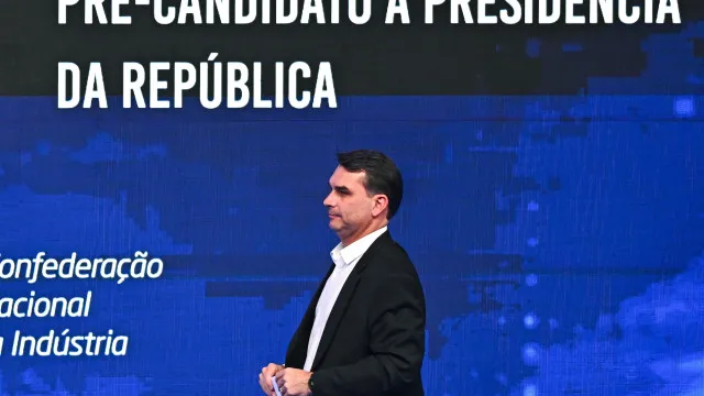 
                    Polícia conclui que Flávio Bolsonaro caluniou Lula ao atribuir-lhe crimes
                
