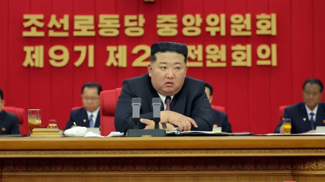 Kim Jong-un reitera aposta na força nuclear e em defesa norte-coreana