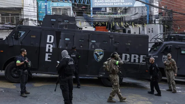 Pelo menos 4 mortos e 50 turistas retidos em favela no Rio de Janeiro