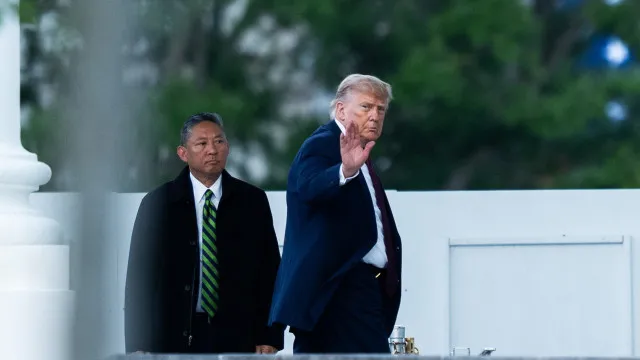 
                    Trump ameaça travar negociações se Irão cobrar portagens
                