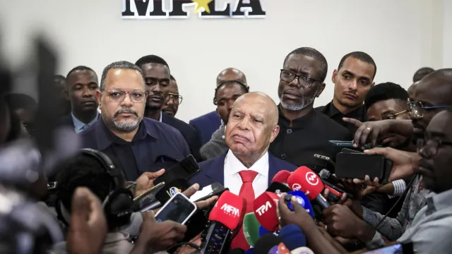 Higino Carneiro entrega candidatura ao MPLA com 19 mil subscrições