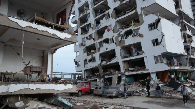 
                    Cinco portugueses desaparecidos em La Guaira, diz MNE
                