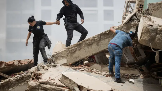 
                    Novo balanço sobe para 235 mortos e 4.300 feridos após sismo na Venezuela
                