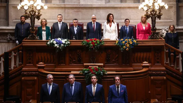 Assembleia da República saúda e aplaude de pé autonomias regionais