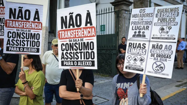 
                    Cerca de 100 pessoas manifestaram-se contra sala de consumo no Aleixo 
                