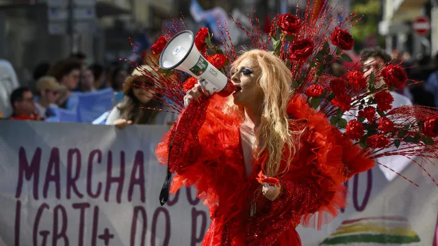 
                    Marcha do Orgulho LGBTI+ junta centenas no Porto e alerta para 