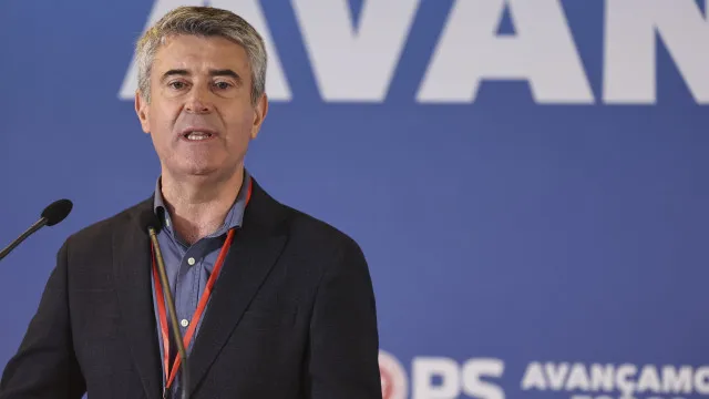 Carneiro começa ronda por congressos federativos do PS com "compromisso"