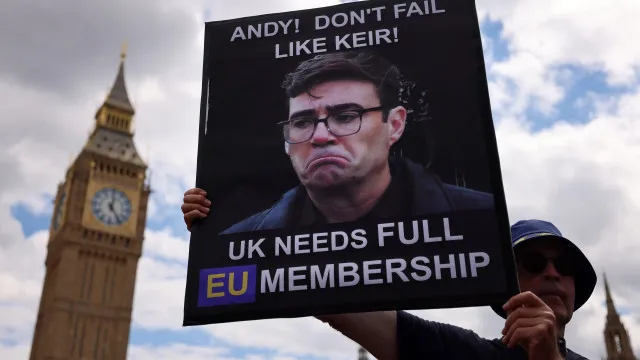 Analistas veem Burnham a romper com estilo de Keir Starmer