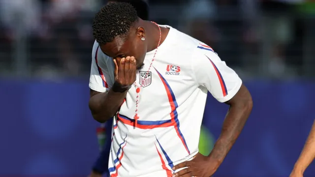 "InjustificÃ¡vel". UEFA arrasa FIFA apÃ³s 'anular' suspensÃ£o de Balogun