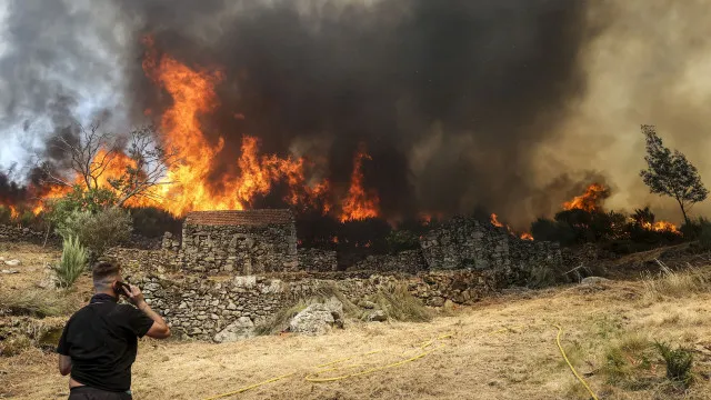 
                    Incêndio de Vouzela passou para Águeda e atingiu anexos e casas devolutas
                