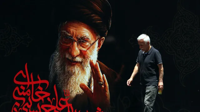 
                    Milhares no arranque das cerimónias fúnebres de Ali Khamenei
                