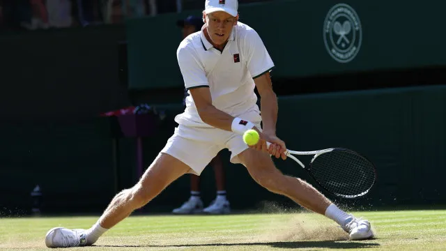 Jannik Sinner vence Jenson Brooksby e está nos 'oitavos' de Wimbledon