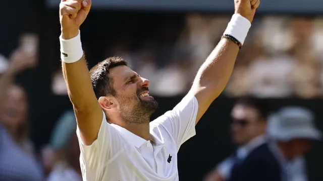 
                    Novak Djokovic vence Rinderknech e segue em frente em Wimbledon
                