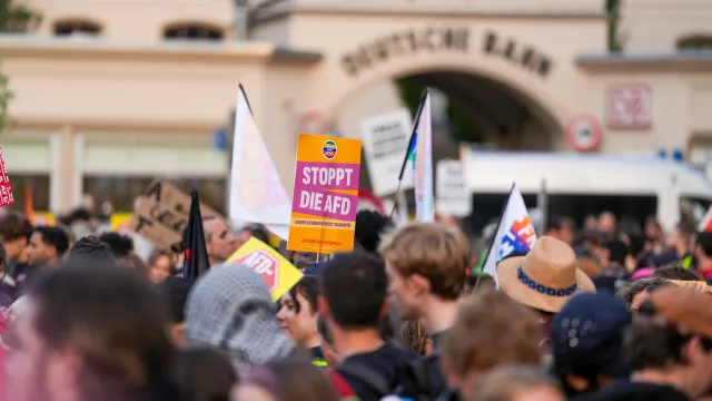 
                    25 mil manifestantes protestam contra congresso da AfD na Alemanha
                